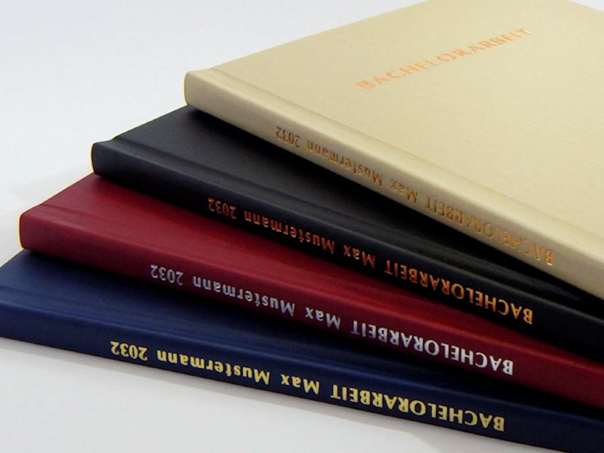 Hardcover in blau, rot, schwarz und beige.